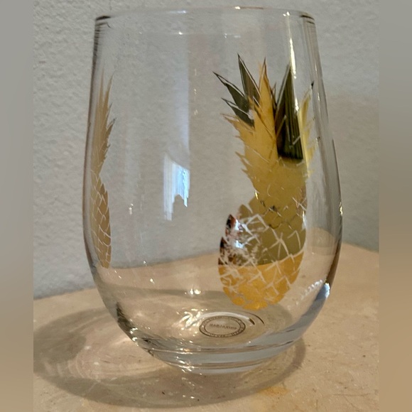 Shiraleah Chicago, Golden leaf Pineapple stemless wine glass. 17oz - Picture 3 of 6